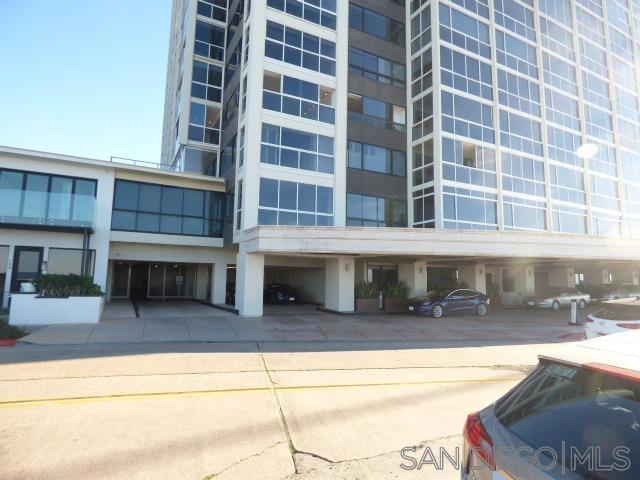 939 Coast Blvd, La Jolla CA: https://media.crmls.org/mediaz/9501dcb7-6119-486f-a5ac-ec7f8660d7ad.jpg