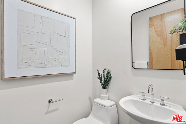 5350 Playa Vista Drive, Playa Vista CA: https://media.crmls.org/mediaz/95020e19-aac6-49ed-8257-6153ec30f6ea.jpg