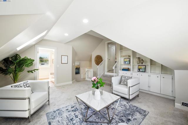 3357 Jordan Rd, Oakland CA: https://media.crmls.org/mediaz/950216d3-b1ae-44d4-ac57-c75d545b5a69.jpg