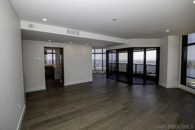 100 Harbor Drive, San Diego CA: https://media.crmls.org/mediaz/95029402-317d-42e3-9b36-1cebd61daa46.jpg
