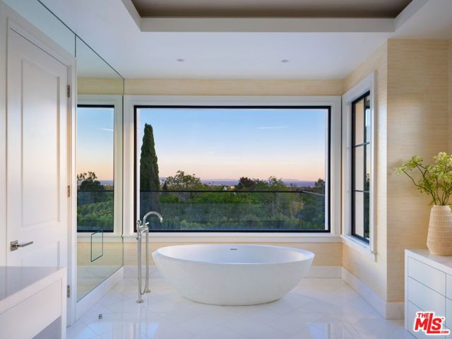 721 N Bonhill Road, Los Angeles CA: https://media.crmls.org/mediaz/9502efbb-53ae-437f-b7a6-9e2c1a8f72ad.jpg