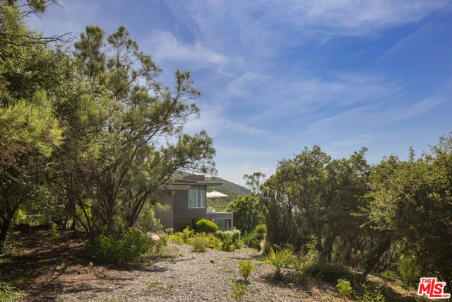 475 Stunt Road, Calabasas CA: https://media.crmls.org/mediaz/95043bef-86d3-48ef-ac10-989829d872de.jpg
