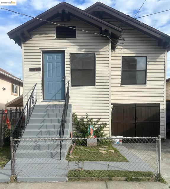 2618 E 20Th St, Oakland CA: https://media.crmls.org/mediaz/9504413e-d8e5-43d1-bad8-c7fb29a3b351.jpg