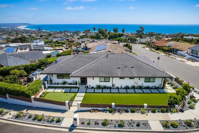 5560 Moonlight Lane, La Jolla CA: https://media.crmls.org/mediaz/9504628a-8efd-4453-9aeb-1c5804e3a849.jpg