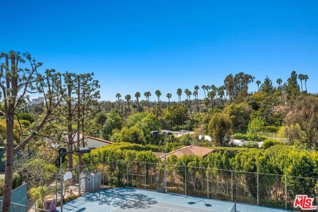 1005 Elden Way, Beverly Hills CA: https://media.crmls.org/mediaz/9504b1e5-f05e-4a13-9b6d-96c09a5633c6.jpg
