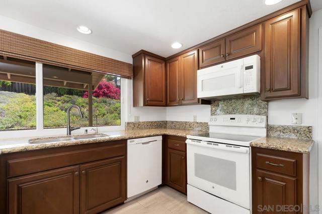 12847 Abra Pl, San Diego CA: https://media.crmls.org/mediaz/9504ba99-ad5b-44fd-b437-35b65a7baecb.jpg
