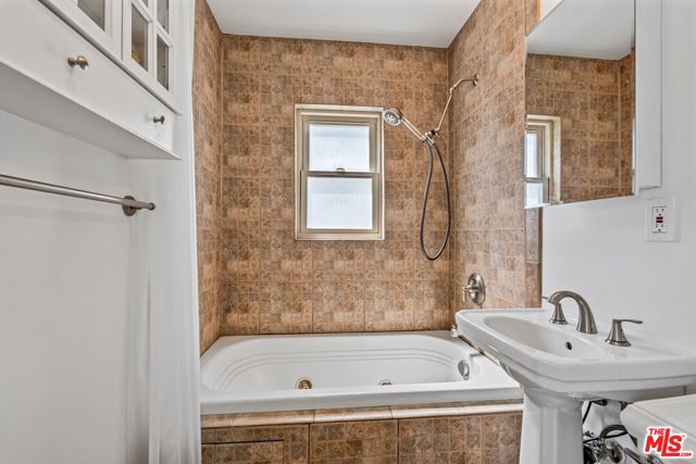 666 Marr Street, Venice CA: https://media.crmls.org/mediaz/95059c02-68bf-4c7a-8522-54f4e7d80ae6.jpg
