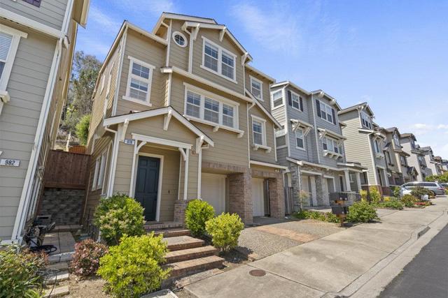 978 Martin Trail, Daly City CA: https://media.crmls.org/mediaz/950661f3-3d01-4a1b-bdea-8f6b67336d4b.jpg