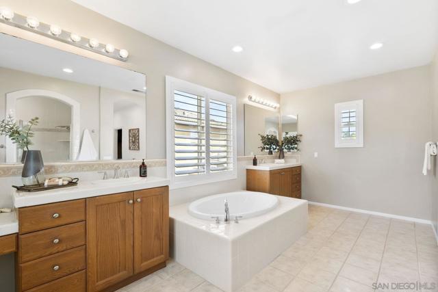 2337 Douglaston Glen, Escondido CA: https://media.crmls.org/mediaz/9506d2bd-5a6c-4b6a-94e3-2a1b51853ad7.jpg