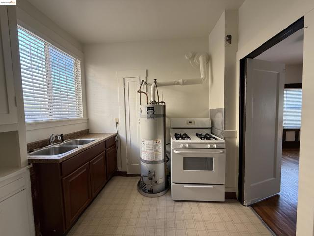 3999 Clarke, Oakland CA: https://media.crmls.org/mediaz/95089f83-6d74-495d-a0e7-81bced66b85d.jpg