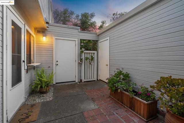 3422 Sunleaf Way, Richmond CA: https://media.crmls.org/mediaz/9508cf94-03fc-440d-8061-c271a8cdb9d7.jpg