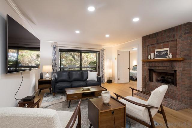 8880 Villa La Jolla Dr, La Jolla CA: https://media.crmls.org/mediaz/95090b3b-8fb6-48ab-840a-5f8a1de58831.jpg