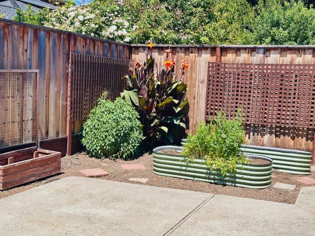 15061508 Kentfield Avenue, Redwood City CA: https://media.crmls.org/mediaz/95099330-c8a8-446b-9b24-f467e133d8f4.jpg