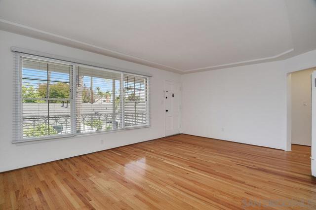 5064 Marlborough Dr, San Diego CA: https://media.crmls.org/mediaz/950993eb-5d44-49f1-953b-5fe603822419.jpg