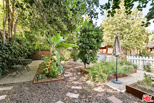 4171 Kraft Avenue, Studio City CA: https://media.crmls.org/mediaz/950b000d-9784-4bce-9d1b-16e73dd74284.jpg