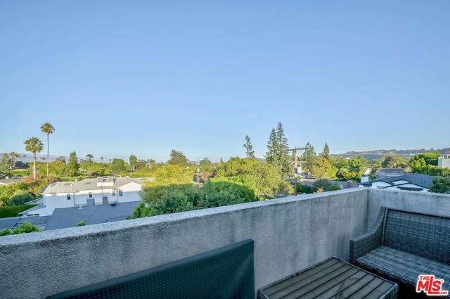 4644 Coldwater Canyon Avenue, Studio City CA: https://media.crmls.org/mediaz/950b0388-740e-46e5-851d-3c653043184f.jpg