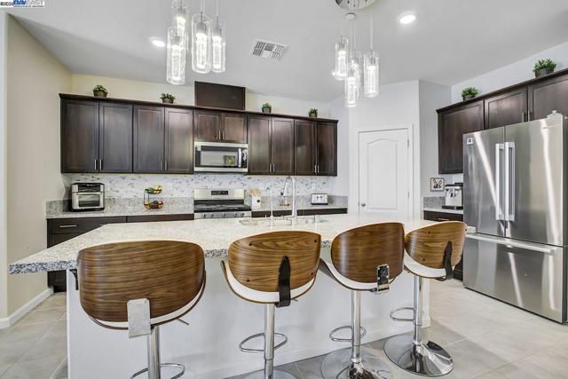 4014 Kenwood Cir, Oakley CA: https://media.crmls.org/mediaz/950b58ad-9c1b-4ce8-b96b-3eb93b7392f0.jpg