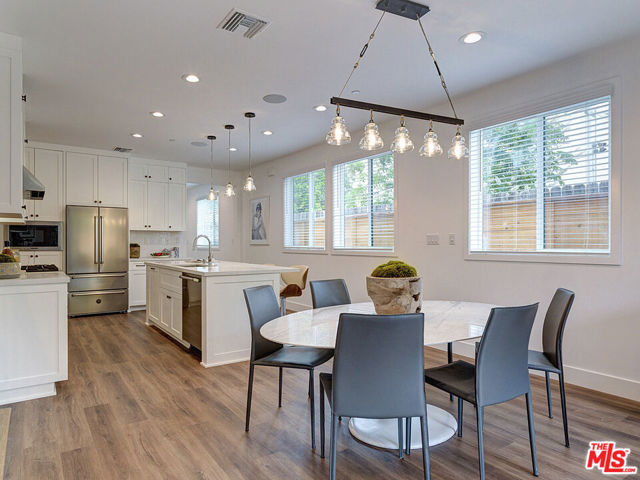 1278 Meadowbrook Avenue, Los Angeles CA: https://media.crmls.org/mediaz/950bf638-af66-4e34-a894-e11f0fdb2cb4.jpg