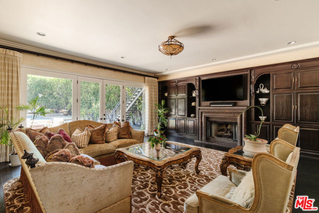 1202 San Vicente Boulevard, Santa Monica CA: https://media.crmls.org/mediaz/950d3262-76aa-4c48-a3b2-b31de5005eb2.jpg