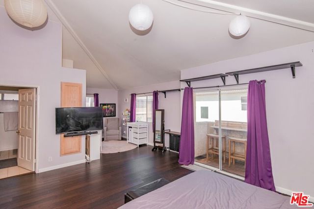 9400 Noble Avenue, North Hills CA: https://media.crmls.org/mediaz/950da5de-a2dd-4e25-b08b-df460a492379.jpg