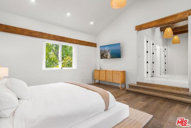 27405 Pacific Coast Highway, Malibu CA: https://media.crmls.org/mediaz/950dc664-00c7-485d-939a-e995503d48ef.jpg