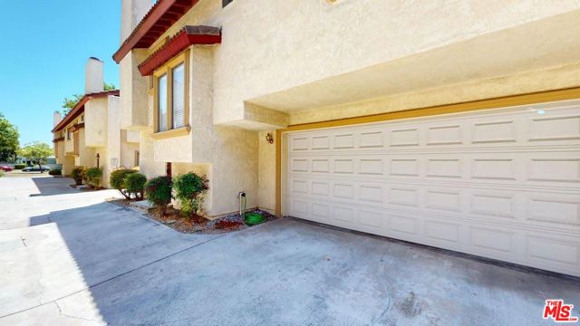375 S Sierra Madre Boulevard, Pasadena CA: https://media.crmls.org/mediaz/950e4f51-62f0-45cf-906c-843330e5a065.jpg