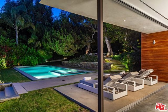32554 Pacific Coast Highway, Malibu CA: https://media.crmls.org/mediaz/95102ec4-5038-41d7-90ff-bdec0df91103.jpg