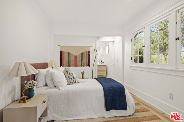 919 Venezia Avenue, Venice CA: https://media.crmls.org/mediaz/95103778-7de2-4362-8274-c56a9ca63065.jpg