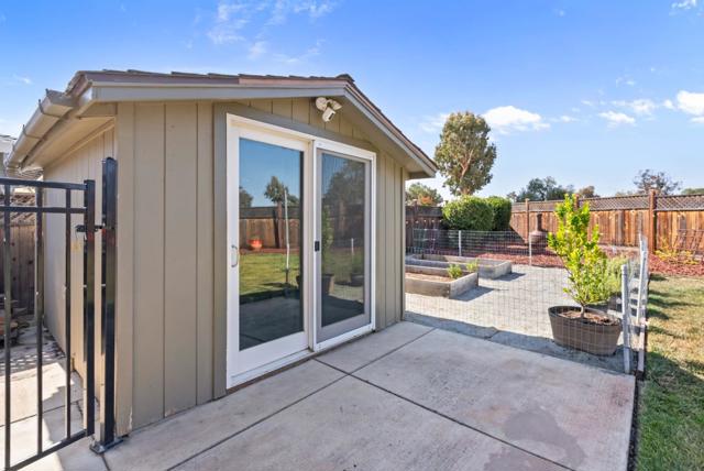 60 Dots Circle, Hollister CA: https://media.crmls.org/mediaz/95103d89-fafa-49d2-bf7a-eb3009af1727.jpg