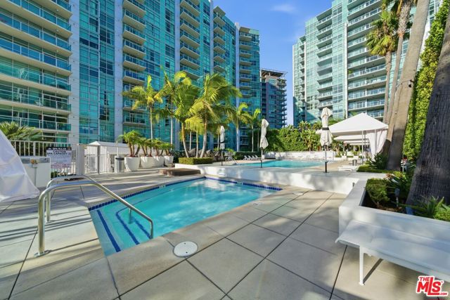 13700 Marina Pointe Drive, Marina del Rey CA: https://media.crmls.org/mediaz/95106dbd-fa51-4913-b2c7-62eff1760739.jpg