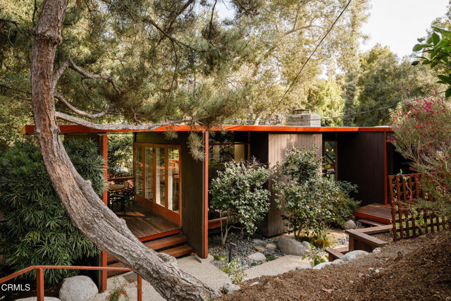 820 Burleigh Drive, Pasadena CA: https://media.crmls.org/mediaz/95122ebb-9a8d-4ccb-88bc-640f147310f6.jpg