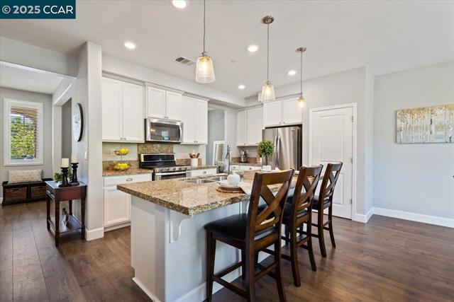 2097 Salice Way, Brentwood CA: https://media.crmls.org/mediaz/95136ce1-ea52-41ba-8446-3943f5021c7a.jpg
