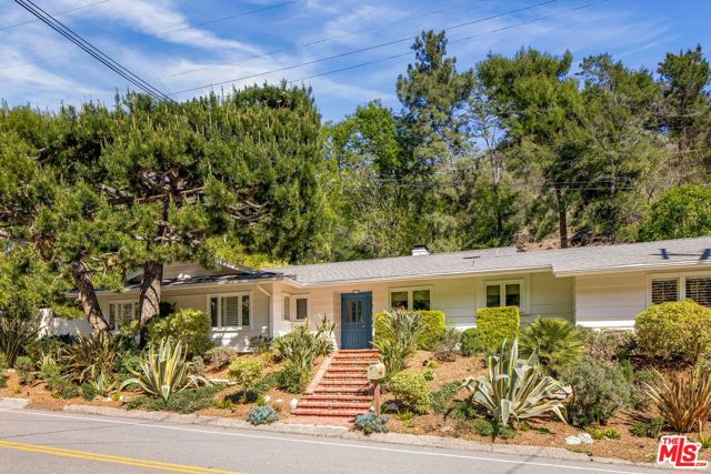 3276 Mandeville Canyon Road, Los Angeles CA: https://media.crmls.org/mediaz/9513be8d-d34f-452f-bbc1-8b0ff5104730.jpg