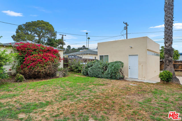 827 23rd Street, Santa Monica CA: https://media.crmls.org/mediaz/9514d86f-ecb7-4ddf-a0bc-d6cec321ea6e.jpg