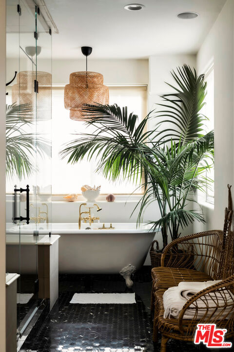 https://media.crmls.org/mediaz/951537e2-04fb-477b-9d2f-5d8066df5177.jpg?preset=X-Large