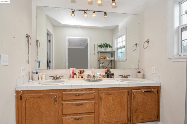 4828 Sellers Ave, Brentwood CA: https://media.crmls.org/mediaz/95160ec4-2ae4-44a8-bd49-445700cd758a.jpg