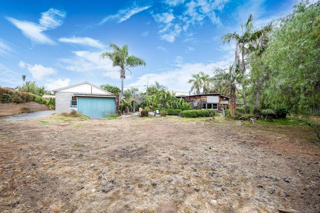890 Capri Rd, Encinitas CA: https://media.crmls.org/mediaz/9516226e-26bd-4948-8f72-40cfcf54228c.jpg