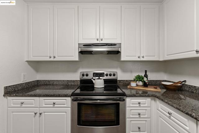 520 Canyon Oaks, Oakland CA: https://media.crmls.org/mediaz/95163993-19f5-4778-9aef-a1a2f4e673ae.jpg
