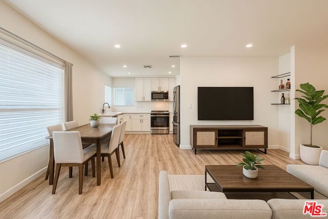5248 Whitsett Avenue, Valley Village CA: https://media.crmls.org/mediaz/951833f7-c1e2-4f2e-8b91-4fe0bea31ba1.jpg