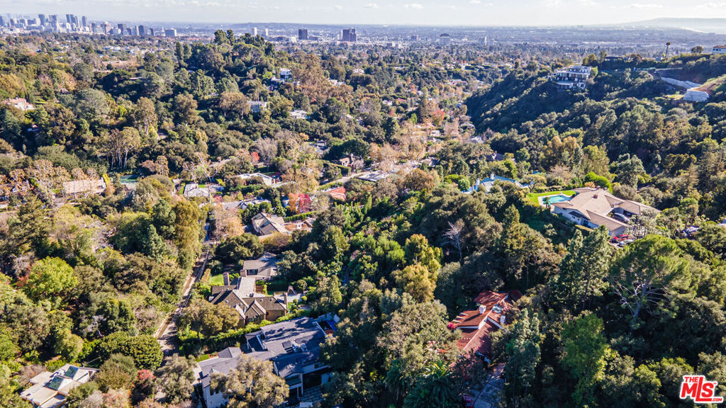 https://media.crmls.org/mediaz/9518dfea-92bd-4f65-a225-800606105f8d.jpg?preset=X-Large