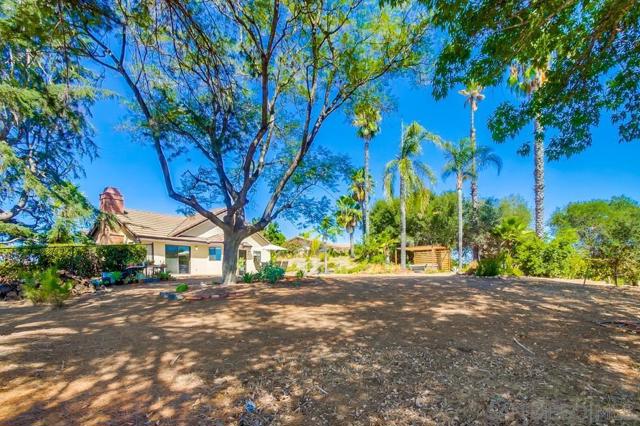 2336 Rancho Diego Ct, Escondido CA: https://media.crmls.org/mediaz/95190818-8311-4945-8223-cb7d2dce2dc9.jpg