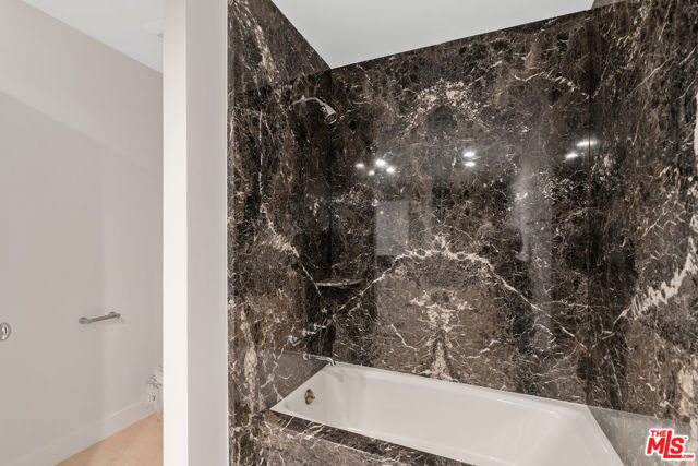 10118 Empyrean Way, Los Angeles CA: https://media.crmls.org/mediaz/951989a8-b9cd-477d-adc7-6ffff22e7a24.jpg