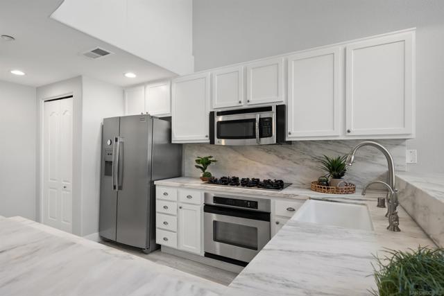 1501 India St, San Diego CA: https://media.crmls.org/mediaz/951a2874-9839-459f-996c-7c1bcb5ce00f.jpg