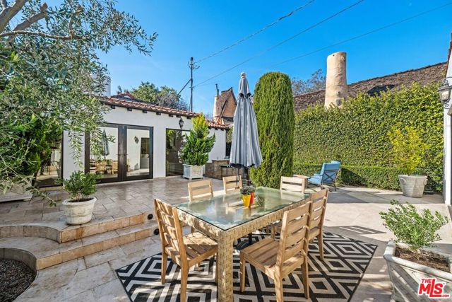 514 N Walden Drive, Beverly Hills CA: https://media.crmls.org/mediaz/951a6e02-1698-47c3-81e6-a1f994e350cc.jpg