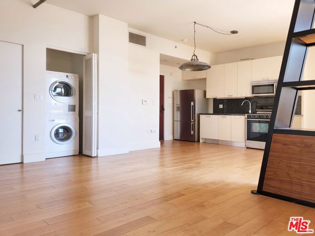 460 S Spring Street, Los Angeles CA: https://media.crmls.org/mediaz/951a8ee4-2645-45d1-bad7-5bd5bb5fbb01.jpg