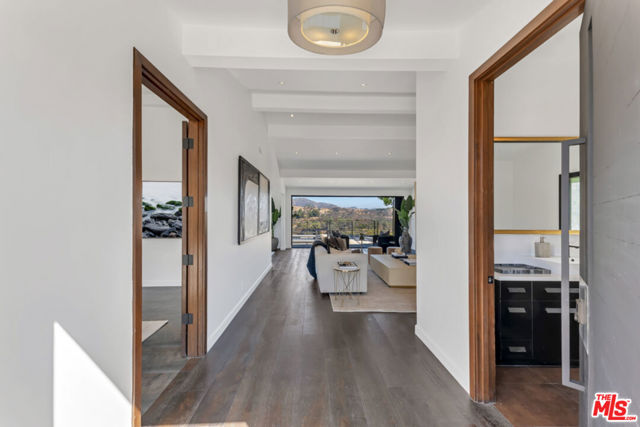 2960 LAKERIDGE Drive, Los Angeles CA: https://media.crmls.org/mediaz/951abe17-5f44-4cb6-aef2-e9d72bab6d33.jpg