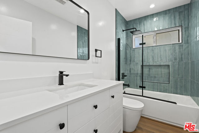 2700 S Palm Grove Avenue, Los Angeles CA: https://media.crmls.org/mediaz/951b60b8-b1ac-4ba8-8737-5c4094213759.jpg