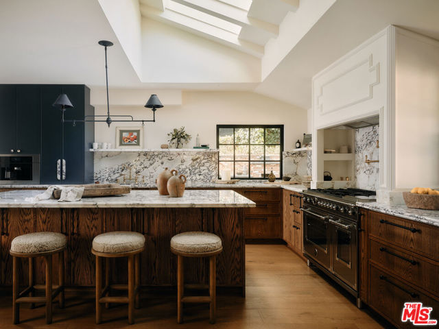1524 Sunset Plaza Drive, Los Angeles CA: https://media.crmls.org/mediaz/951b6b5d-9594-4cda-80a7-aee2415fdf26.jpg