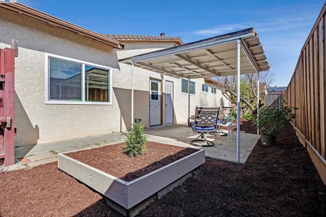 2702 Chinook Ct, Union City CA: https://media.crmls.org/mediaz/951ba979-5805-4046-8fc6-ed37f22d7ca1.jpg