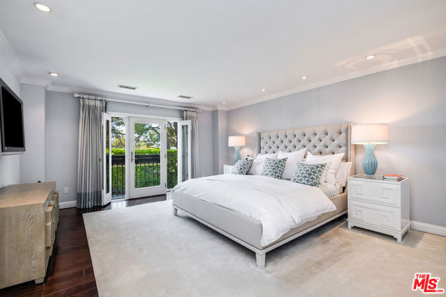 8407 Skyline Drive, Los Angeles CA: https://media.crmls.org/mediaz/951bb03d-37a5-493b-bb1e-5e528b215dd7.jpg